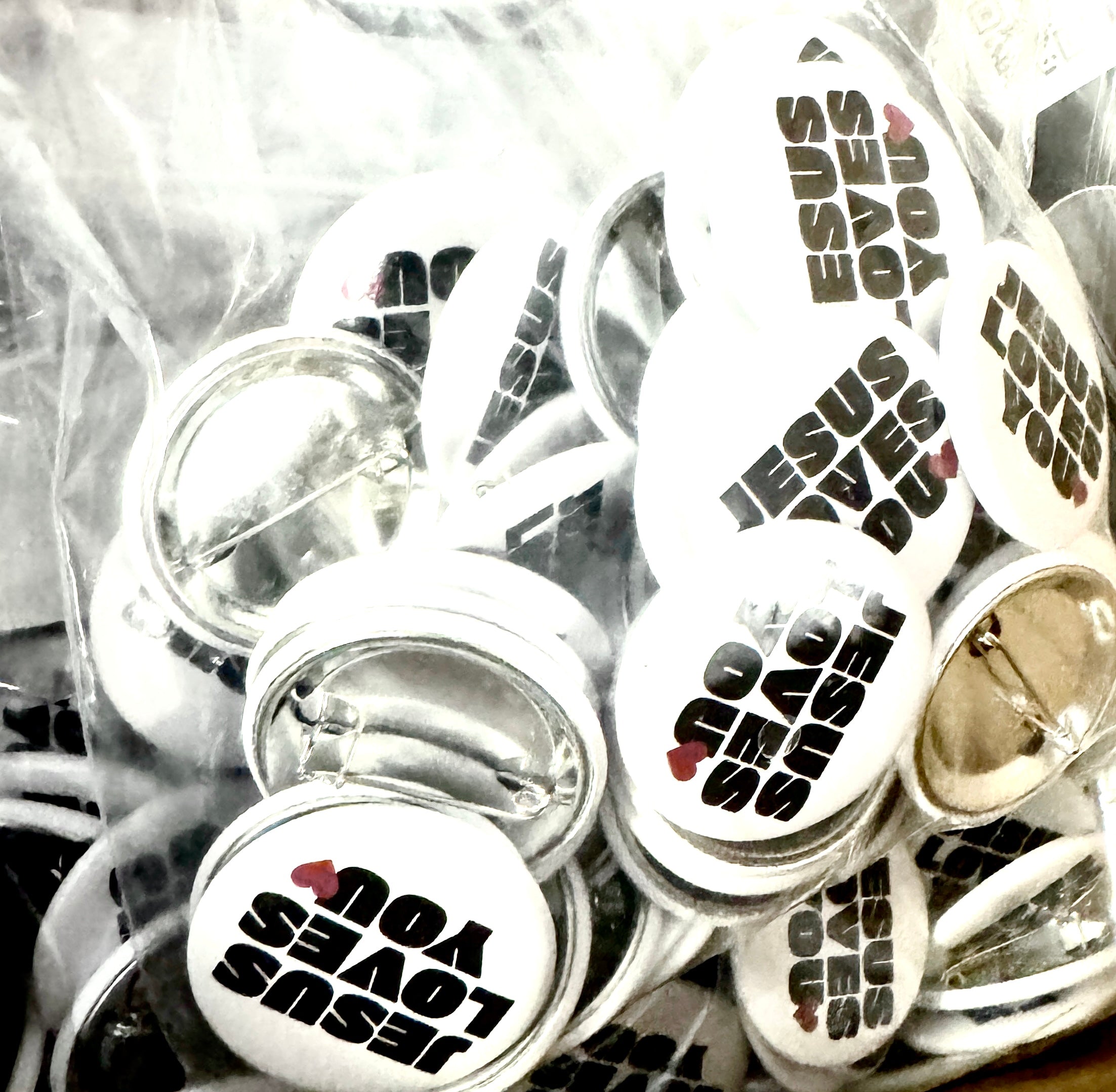 Pin's Jesus Loves You